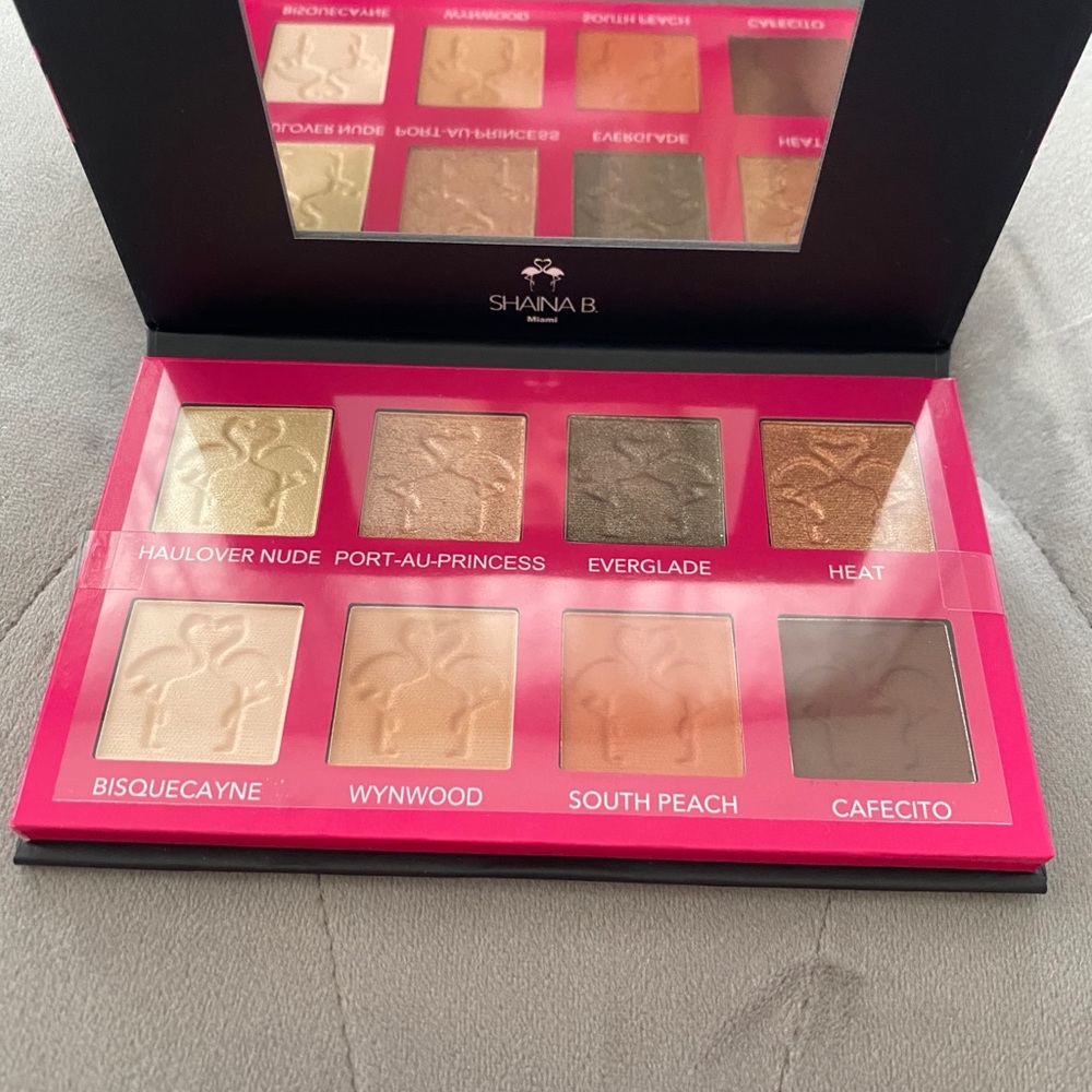 Eye shadow pallet